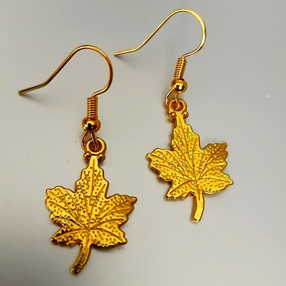 925S post Maple Leaf Earrings Tibeten Alloy Shiny Gold